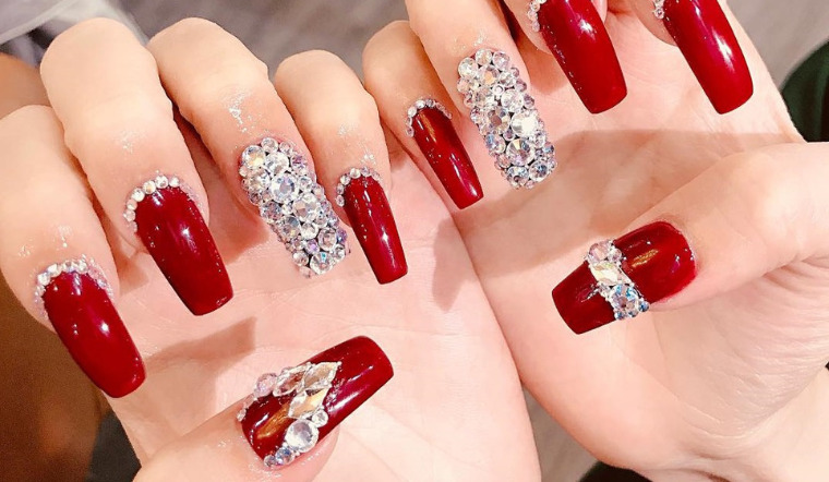 55+ Mẫu Nail Màu Đỏ Rượu Đẹp Quyến Rũ Cho Nàng 2025 26 Móng Tay Đỏ Kết Hợp Đính Đá