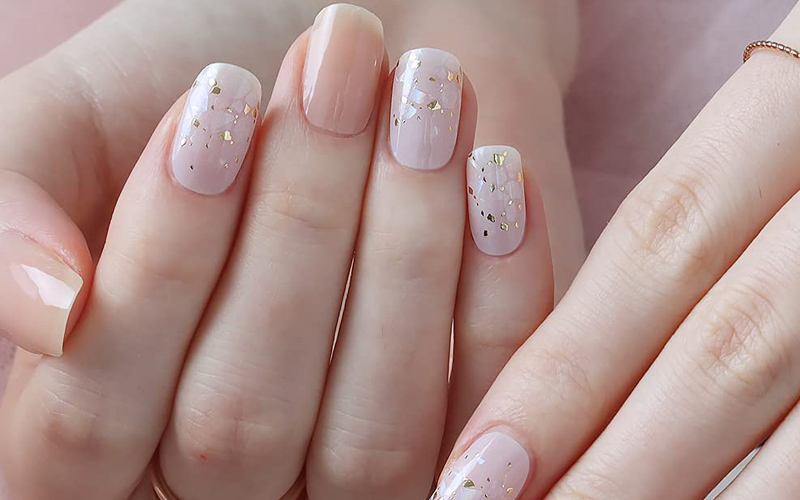 30+ mẫu nail cute đơn giản cho móng ngắn đẹp xinh hot trend mới nhất 2025 47 Mẫu nail móng ngắn màu be nền nã