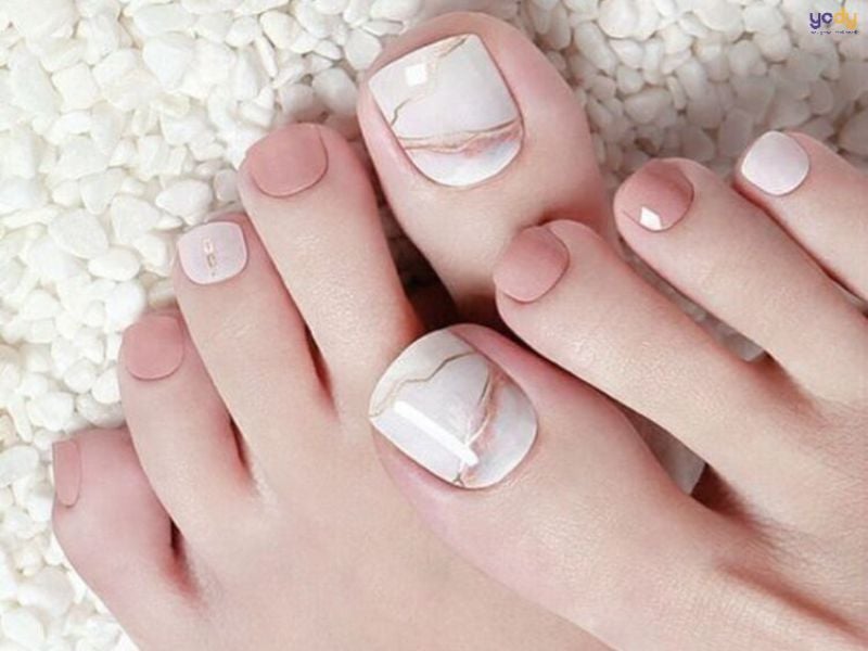 55+ Mẫu móng chân đơn giản và tôn da được ưa chuộng nhất 2025 37 Màu Nude – Sang Trọng Và Tinh Tế