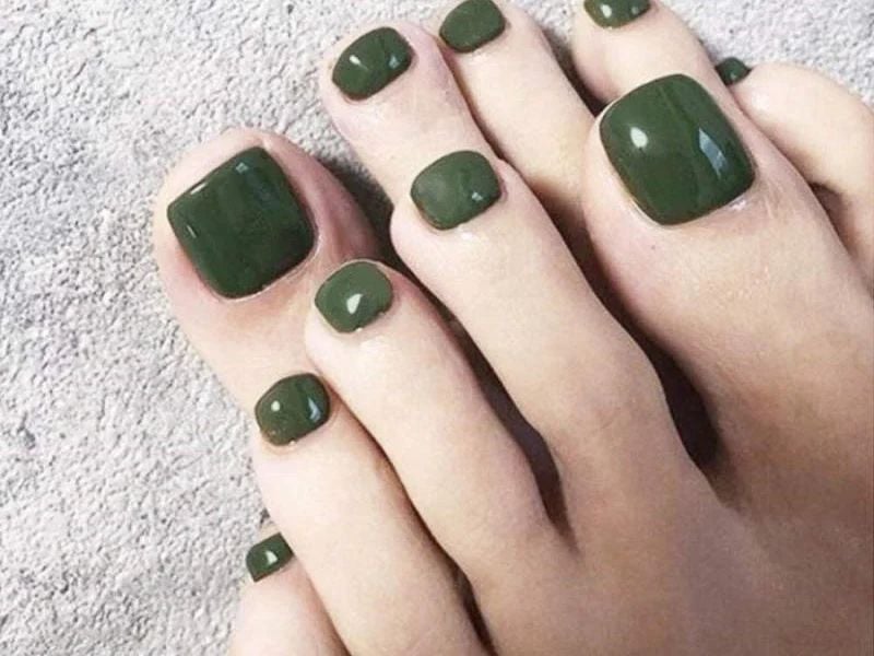 55+ Mẫu móng chân đơn giản và tôn da được ưa chuộng nhất 2025 45 Màu Xanh Rêu – Phong Cách Và Thời Thượng