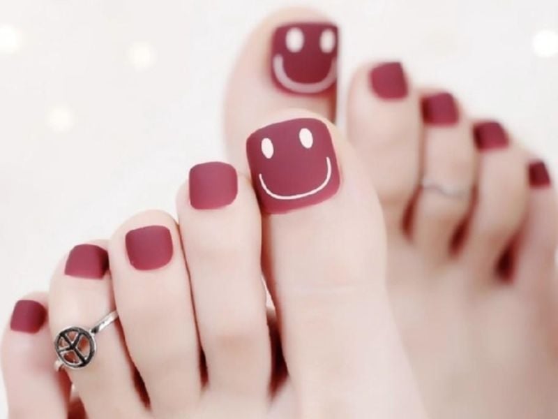 55+ Mẫu móng chân đơn giản và tôn da được ưa chuộng nhất 2025 30 Mẫu Nail Chân Sơn Nhám