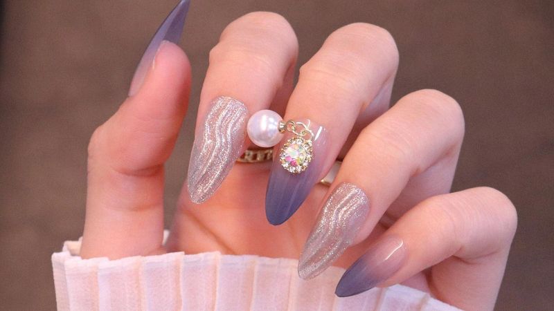 85+ Mẫu nail kim tuyến đẹp lấp lánh siêu xinh cho các nàng 32 Nail Kim Tuyến Đính Hoa, Ngọc Trai