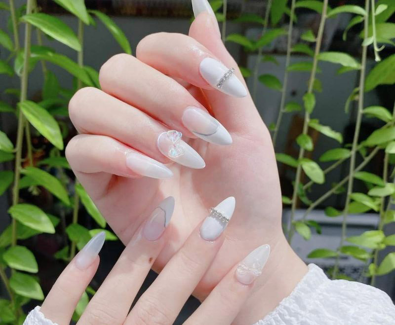 Top 50+ mẫu nail cô dâu thanh lịch giúp nàng nổi bật 42 Nail Cô Dâu Màu Trắng